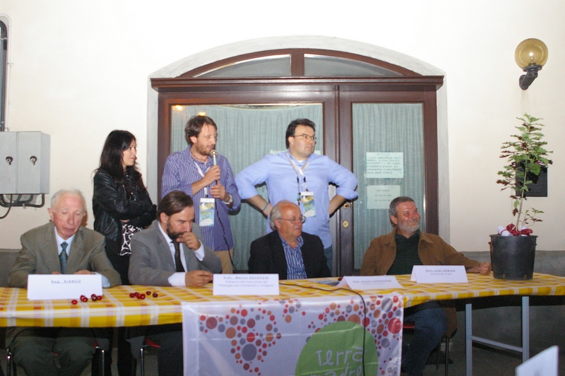 Consegna da parte di Roberto Orecchia e di Luca Chiusano al Dott. Luigi Robino (Direttore dell'ASL di Asti) del premio, rappresentato da una Quercia, per l'innovativo reperimento degli alimenti per la mensa dell'ospedale di Asti nella realtà provinciale