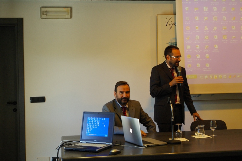  Presentazione da parte del Sindaco di Vinchio, Andrea Laiolo dell iniziativa di rinverdimento dei muri del paese coni i ragazzi delle locali scuole medie per contribuire alla riqualificazione del paesaggio (Foto di Gianfranco Miroglio).