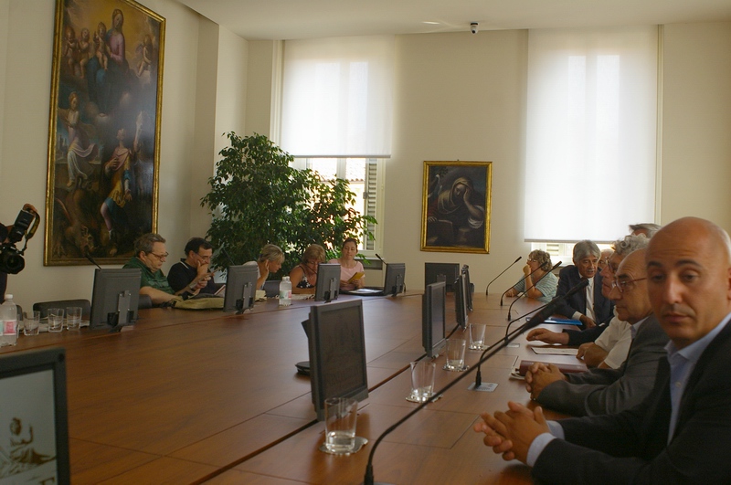 Presentazione della seconda edizione del Festival del Paesaggio agrario presso la sede della Fondazione Cassa di Risparmio di Asti, alla presenza del Vice Presidente della Fondazione Ing. Andrea Sodano, del Presidente e del Direttore dell'Ente Parchi Astigiani, Prof. Gianfranco Miroglio e Dott. Paolo Capello, del Presidente dell'Associazione Davide Lajolo, Prof.ssa Laurana Lajolo, del Sindaco di Rocchetta Tanaro e del Presidente dell''Osservatorio del Paesaggio per il Monferrato e l'Astigiano, Prof. Marco Devecchi.