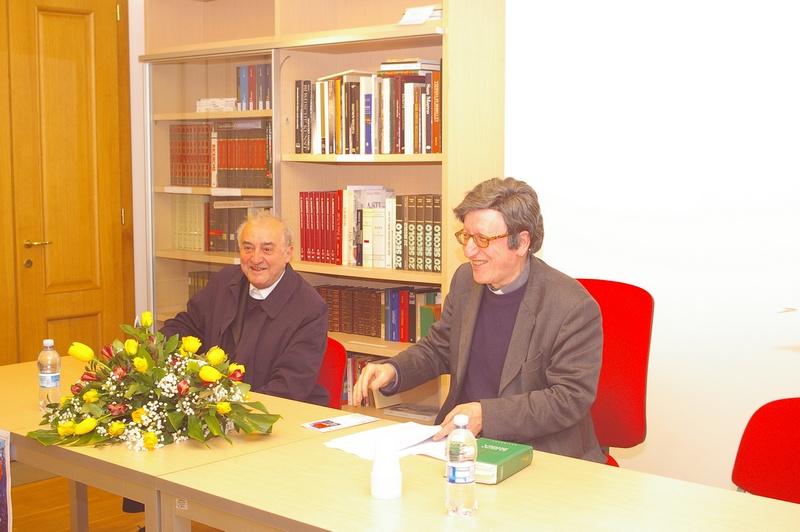 Tavolo dei relatori (da dx):  Don Vittorio Croce (Vicario della Diocesi di Asti) e Don Bertolino (Parroco di Isola d'Asti).