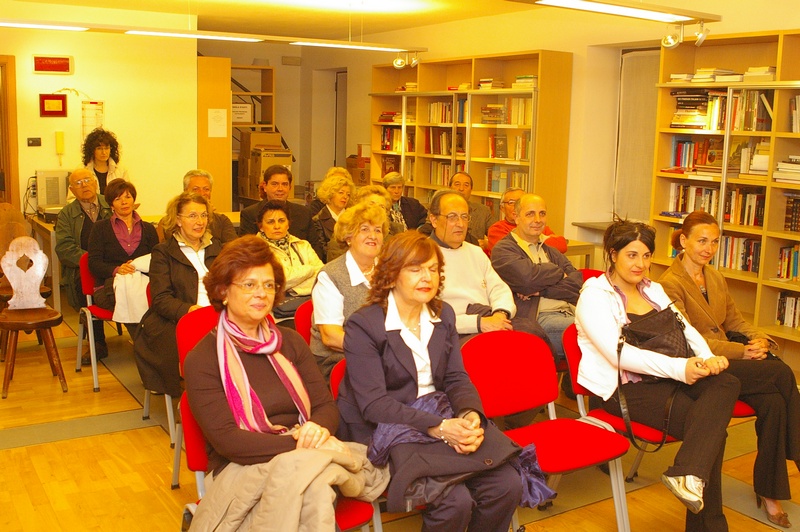 Pubblico presente in sala (Biblioteca comunale di Isola d Asti) in occasione della Conferenza di Don Vittorio Croce su "Piante e Fiori della Bibbia", tenuta nell ambito della Rassegna florovivaistica "Fiori in Fiera 2010"