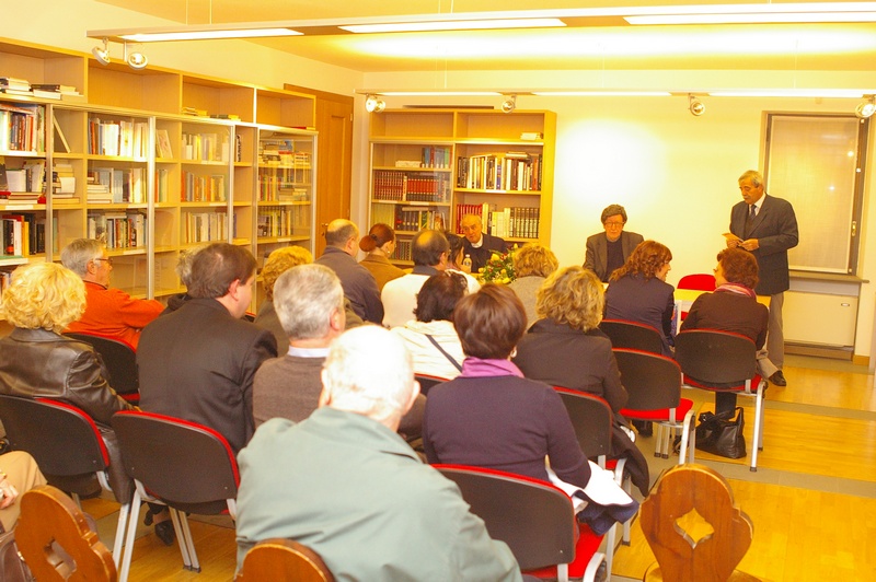 Pubblico presente in sala (Biblioteca comunale di Isola d Asti) in occasione della Conferenza di Don Vittorio Croce su "Piante e Fiori della Bibbia", tenuta nell ambito della Rassegna florovivaistica "Fiori in Fiera 2010"
