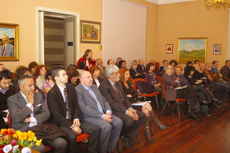 Foto del Convegno su "Energie rinnovabili e paesaggio: un connubio possibile?" tenuto ad Isola d Asti domenica 18 aprile 2010 nell ambito  della Rassegna florovivaistica "Fiori in Fiera 2010". Veduta del folto pubblico presente nella Sala Consiliare del Comune di Isola d Asti.