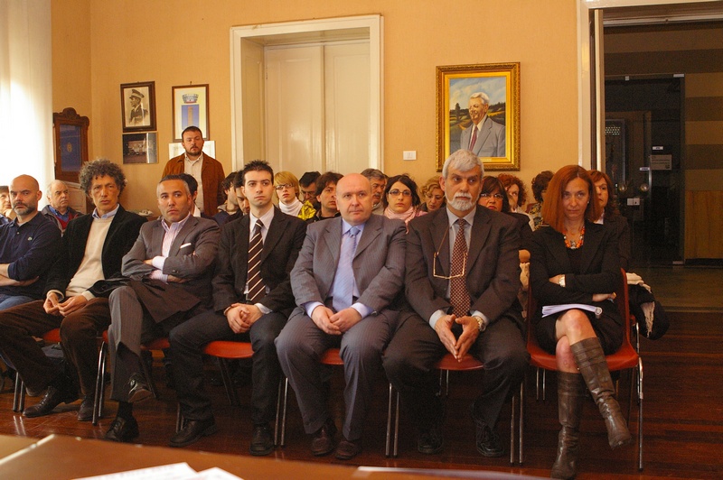 Foto del Convegno su "Energie rinnovabili e paesaggio: un connubio possibile?" tenuto ad Isola d Asti domenica 18 aprile 2010 nell ambito  della Rassegna florovivaistica "Fiori in Fiera 2010". Veduta del folto pubblico presente nella Sala Consiliare del Comune di Isola d Asti.