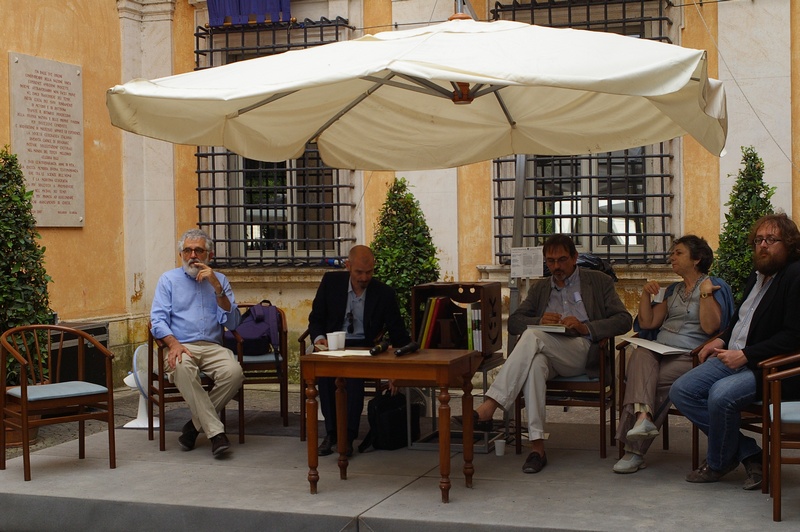 Tavola rotonda: "I paesaggi olivettiani e il nuovo modello di umanesimo di Adriano Olivetti". Nella foto: Riccardo Avanzi (Ecomuseo dell Anfiteatro Morenico di Ivrea), Marco Olivetti (Fondazione Adriano Olivetti), Enrico Morteo (coordinatore, storico e critico del design), Melina Decaro (Fondazione Adriano Olivetti) e Paolo Giaccaria (geografo).