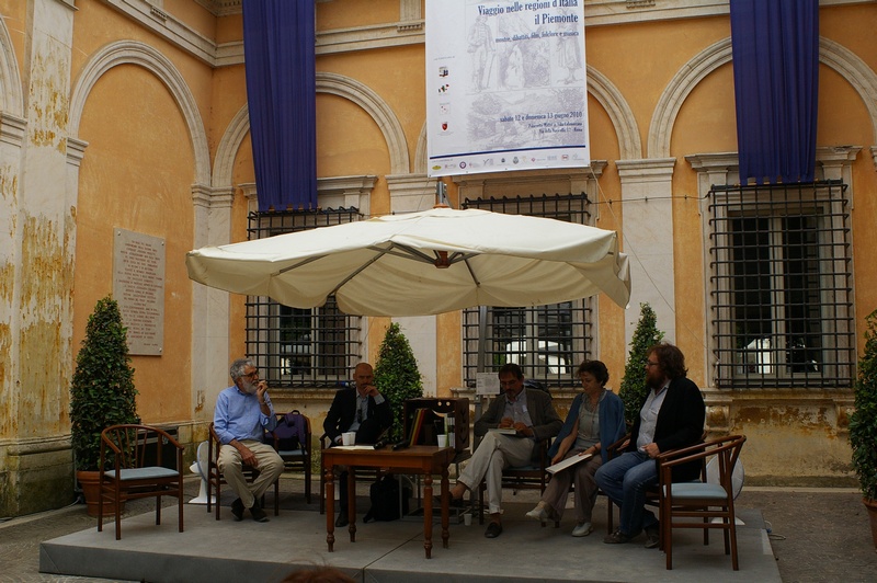 Tavola rotonda: "I paesaggi olivettiani e il nuovo modello di umanesimo di Adriano Olivetti". Nella foto: Riccardo Avanzi (Ecomuseo dell Anfiteatro Morenico di Ivrea), Marco Olivetti (Fondazione Adriano Olivetti), Enrico Morteo (coordinatore, storico e critico del design), Melina Decaro (Fondazione Adriano Olivetti) e Paolo Giaccaria (geografo).