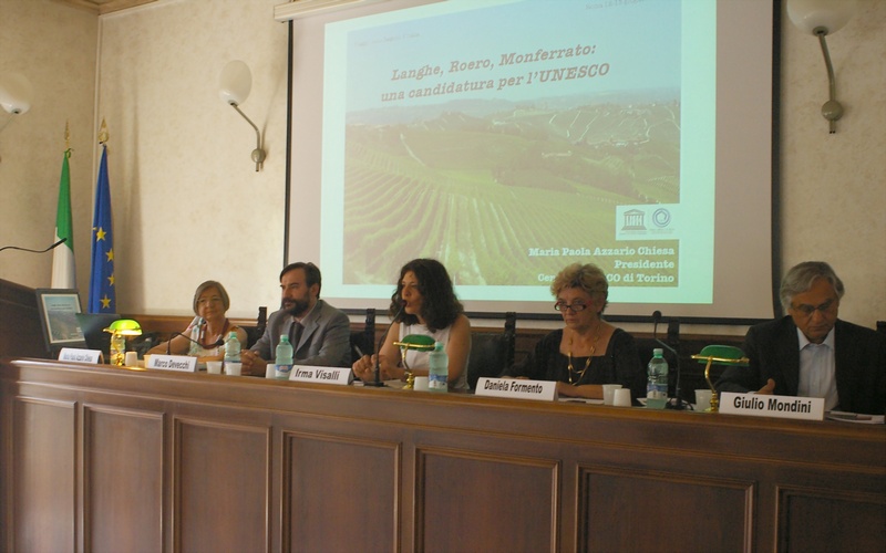 Tavola rotonda: Langhe, Roero, Monferrato, una candidatura per l UNESCO. Nella foto: Maria Paola Azzario Chiesa (Centro UNESCO di Torino), Marco Devecchi (Osservatorio del Paesaggio per il Monferrato e l Astigiano), Irma Visalli (urbanista e coordinatore della Tavola rotonda), Daniela Formento (Direzione Cultura Turismo Regione Piemonte) e Giulio Mondini (Istituto Superiore sui Sistemi Territoriali per l Innovazione).