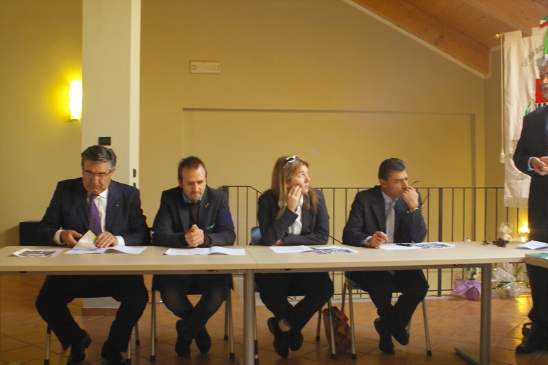 Tavolo dei relatori al Convegno di presentazione del Video su "La voce dei Luoghi. Paesaggio e comunità locale"; da (sx): Giovanni Negro (Consigliere regionale del Piemonte), Andrea Fassino (Consigliere provinciale di Asti), Annalisa Conti (Assessore Unesco della Provincia di Asti) e Paolo Milano (Fondazione Cassa di Risparmio di Asti) [Foto Franco Vaccaneo].