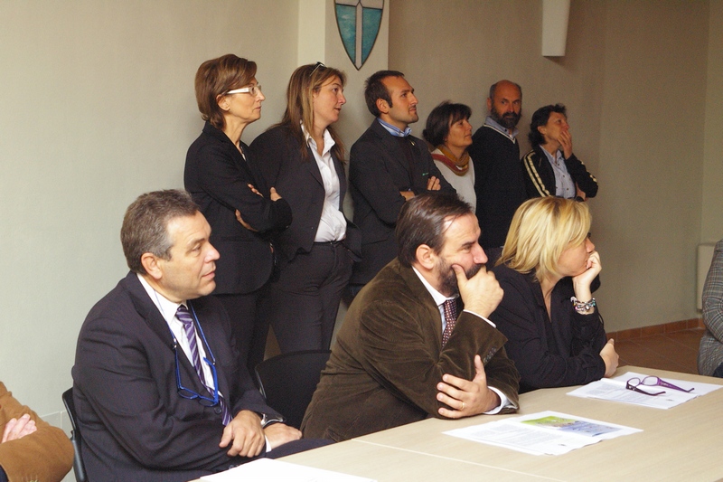 Tavolo dei relatori al Convegno di presentazione del Video su "La voce dei Luoghi. Paesaggio e comunità locale"; da (sx): Pierfranco Verrua (Assessore del Comune di Asti), Marco Devecchi (Osservatorio del Paesaggio per il Monferrato e l Astigiano) e Angela Motta (Consigliere regionale del Piemonte) [Foto Franco Vaccaneo].