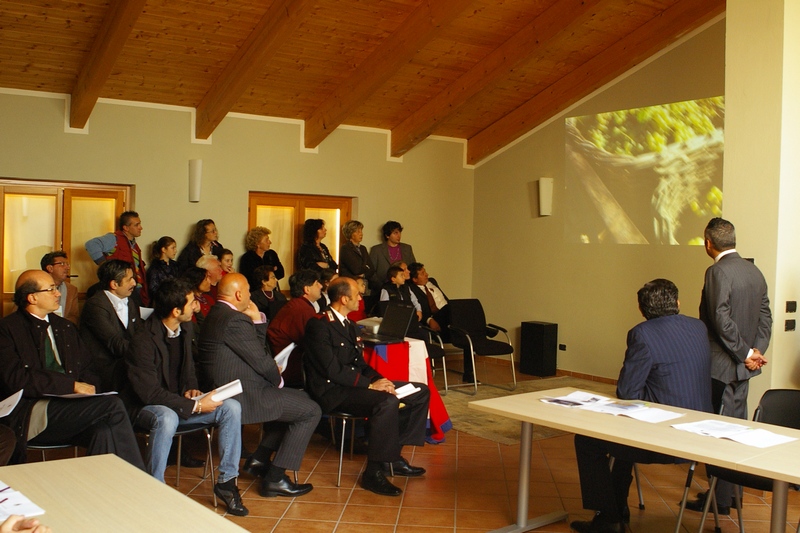 Folto pubblico presente in sala alla presentazione del video su "La voce dei Luoghi. Paesaggio e comunità locale", realizzato dal Regista francese Daniel Jouanisson [Foto Franco Vaccaneo].