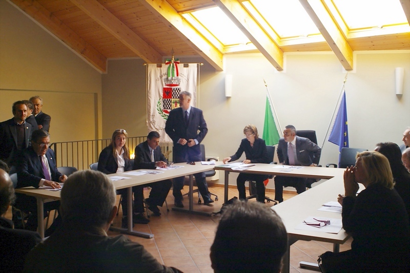 Partecipanti al Convegno su "La voce dei luoghi. Paesaggio e comunità locale". Nella foto (da sx in senso orario): Giovanni Negro (Consigliere regionale), Annalisa Conti (Assessore UNESCO della Provincia di Asti), Paolo Milano (Fondazione Cassa di Risparmio di Asti), Ivo Biancotto (Assessore alla cultura del Comune di Coazzolo), Marinella Carosso (Università di Milano Bicocca), Fabio Carosso (Sindaco di Coazzolo), Daniel Jouanisson (Regista), Pierfranco Verrua (Assessore Comune di Asti), Marco Devecchi (Presidente dell Osservatorio del Paesaggio per il Monferrato e l Astigiano) e Angela Motta (Consigliere regionale).