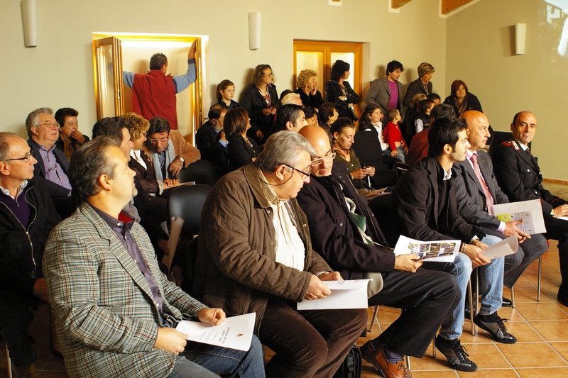 Folto pubblico presente in sala alla presentazione del video su "La voce dei Luoghi. Paesaggio e comunità locale" [Foto Franco Vaccaneo].