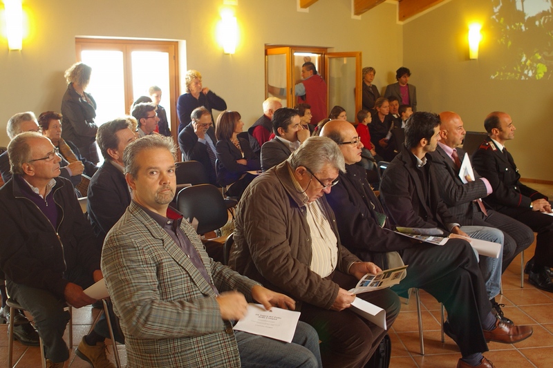 Folto pubblico presente in sala alla presentazione del video su "La voce dei Luoghi. Paesaggio e comunità locale" [Foto Franco Vaccaneo].