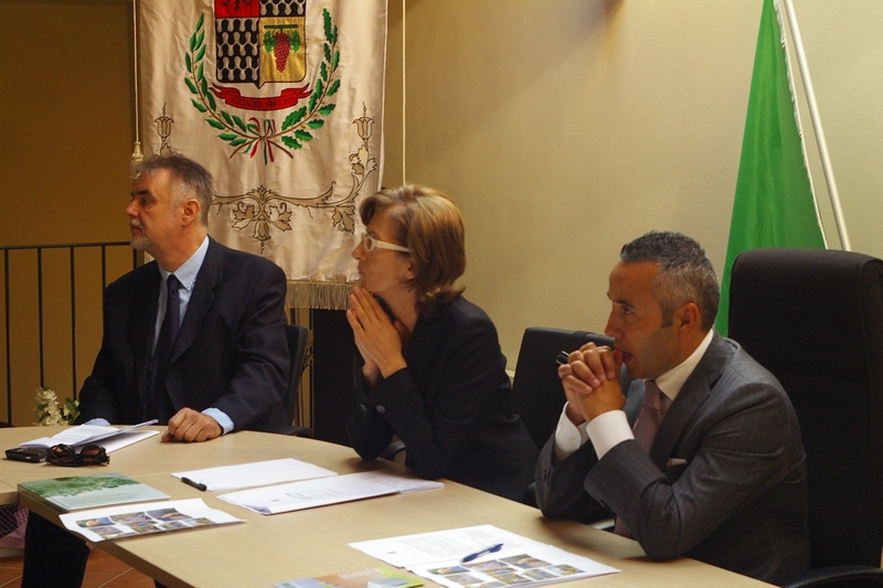 Tavolo dei relatori al Convegno di presentazione del Video su "La voce dei Luoghi. Paesaggio e comunità locale"; da (sx): Ivo Biancotto (Moderatore), Marinella Carosso (Università di Milano Bicocca) e Fabio Carosso (Sindaco di Coazzolo) [Foto Franco Vaccaneo].