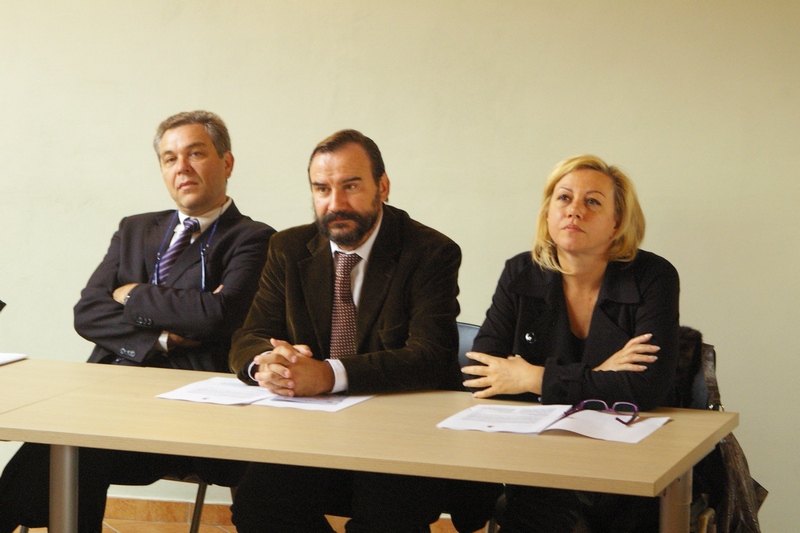 Tavolo dei relatori al Convegno di presentazione del Video su "La voce dei Luoghi. Paesaggio e comunità locale"; da (sx): Pierfranco Verrua (Assessore del Comune di Asti), Marco Devecchi (Osservatorio del Paesaggio per il Monferrato e l Astigiano) e Angela Motta (Consigliere regionale del Piemonte) [Foto Franco Vaccaneo].