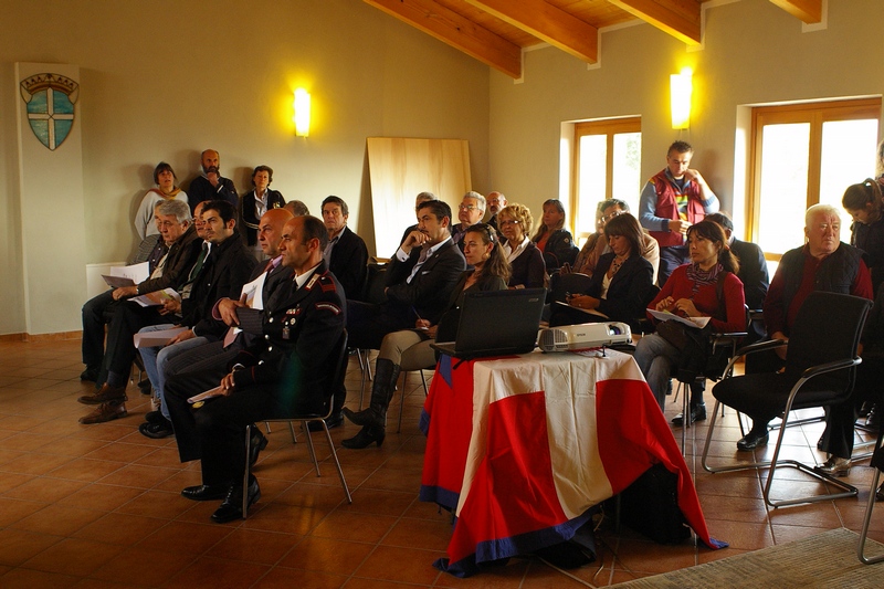 Folto pubblico presente in sala alla presentazione del video su "La voce dei Luoghi. Paesaggio e comunità locale" [Foto Franco Vaccaneo].