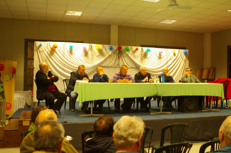 Assemblea pubblica di approfondimento dell'ipotesi di realizzazione di campi fotovoltaici nel Comune di Cortiglione. Sul palco rappresentanti dell'Amministrazione e Consiglio comunale di Cortiglione. Intervento del Vice Sindaco Andrea Drago.