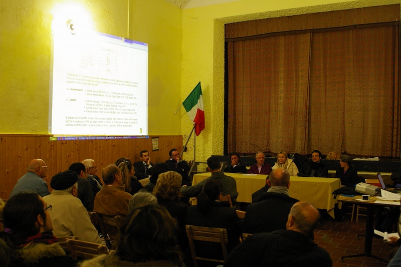 Incontro pubblico di approfondimento sulla nuova richiesta di realizzazione di un impianto a biogas in regione Belangero di San Marzanotto diAsti. Nella foto al Tavolo dei relatori da (sx): Massimo Forno, Sismondo Felice, Ornella Palladino, Gianluigi Sannino e Marisa Valente.