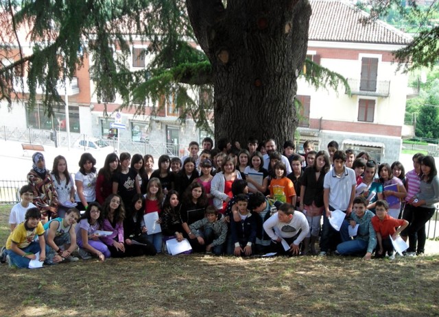 Foto ricordo con gli studenti della Scuola media "A. Bellone" di Costigliole d Asti, sotto la chioma del cedro  monumentale presente davanti alla scuola (Foto di Loredana Ferro).