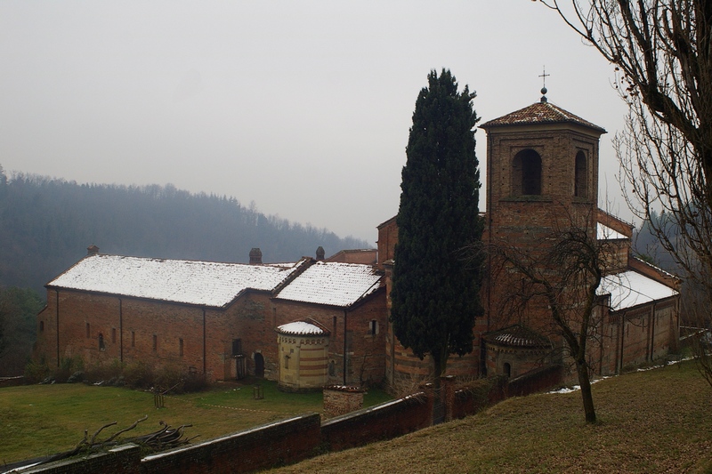 Veduta esterna della Canonica di Santa Maria di Vezzolano nella tipica veste invernale.