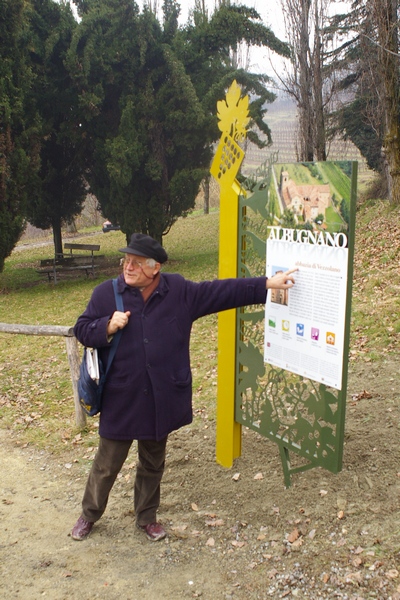 Tappeti di foglie e cartellonistica all ingresso della Canonica di Santa Maria di Vezzolano.