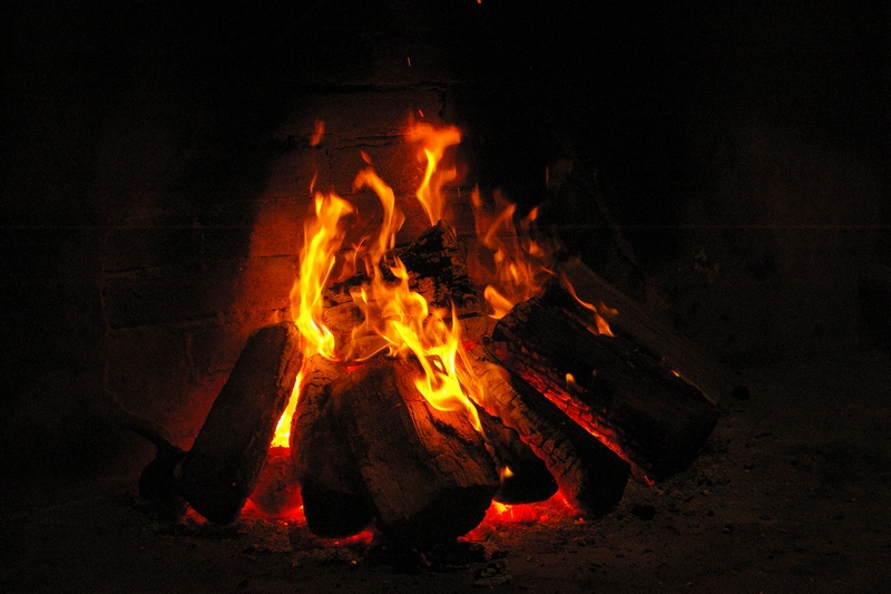 Fuoco presente nel camino della Canonica di Santa Maria di Vezzolano nella sala destinata all esposizione dei libri e delle degustazioni dei succhi di mela.