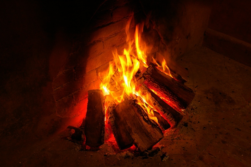 Fuoco presente nel camino della Canonica di Santa Maria di Vezzolano nella sala destinata all essposizione dei libri e delle degustazioni dei succhi di mela.