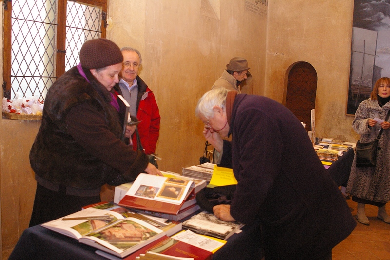 Banco dei libri riferiti agli studi del territorio astigiano, in esposizione nella sala interna della Canonica di Santa Maria di Vezzolano.