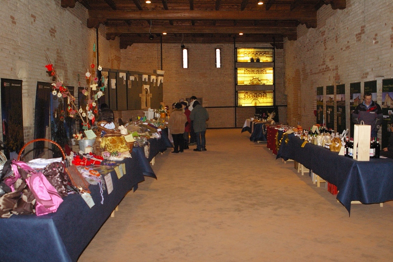 Mercatino di Natale con l esposizione degli articoli di artigianato locale all interno del grande salone della Canonica di Santa Maria di Vezzolano.