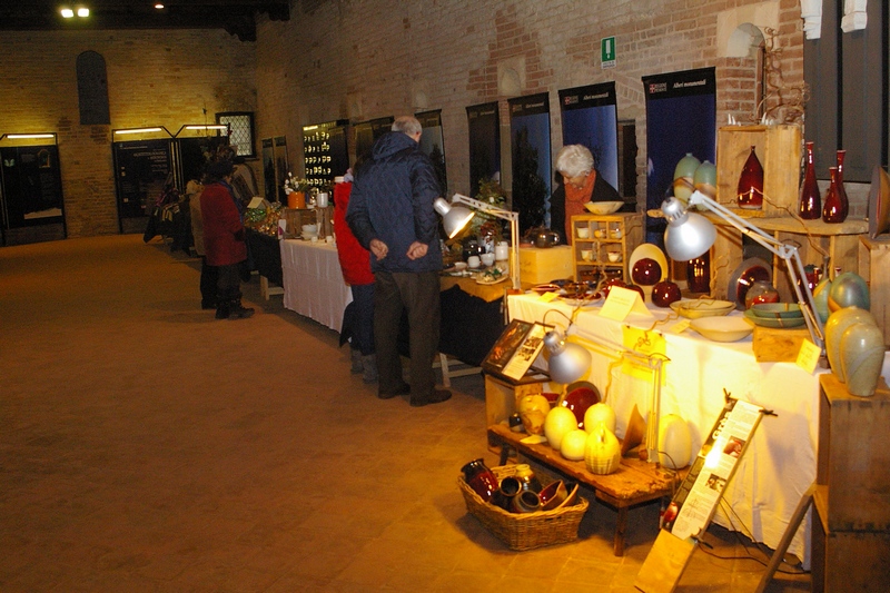 Mercatino di Natale con l esposizione degli articoli di artigianato locale all interno del grande salone della Canonica di Santa Maria di Vezzolano.