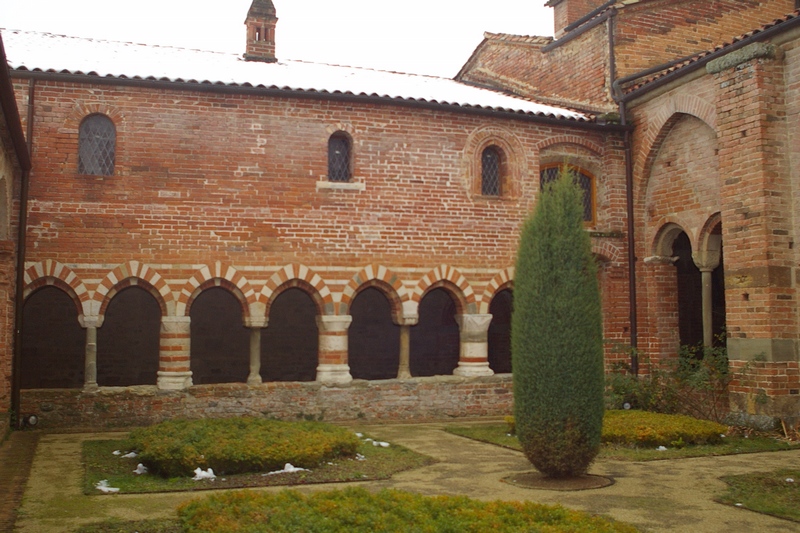 Veduta del giardino del chiostro interno della Canonica di Santa Maria di Vezzolano.