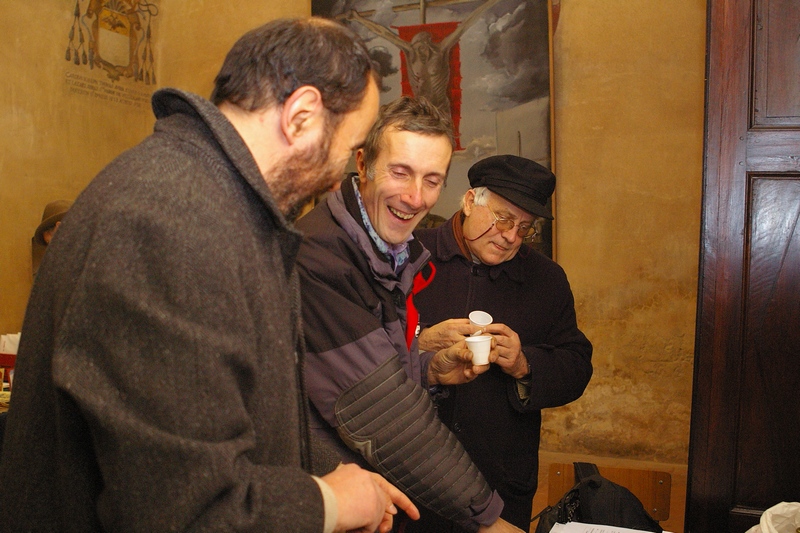 Degustazione da parte del pubblico dei succhi di mela preparati dall Associazione per il Frutteto della Canonica di Vezzolano, utilizzando le mele prodotte nel corso del anno.