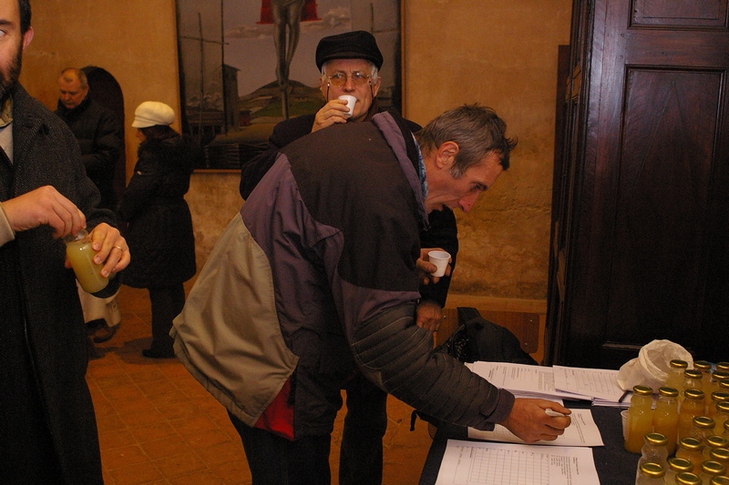 Degustazione da parte del pubblico dei succhi di mela preparati dall Associazione per il Frutteto della Canonica di Vezzolano, utilizzando le mele prodotte nel corso del anno.