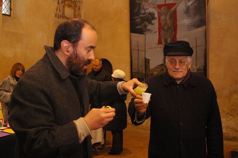 Degustazione da parte del Prof. Dario Rei dei succhi di mela preparati dall Associazione per il Frutteto della Canonica di Vezzolano, utilizzando le mele prodotte nel corso del anno. Nella foto il Segretario dell associazione, il Dott. Giovanni Battista Filipello.