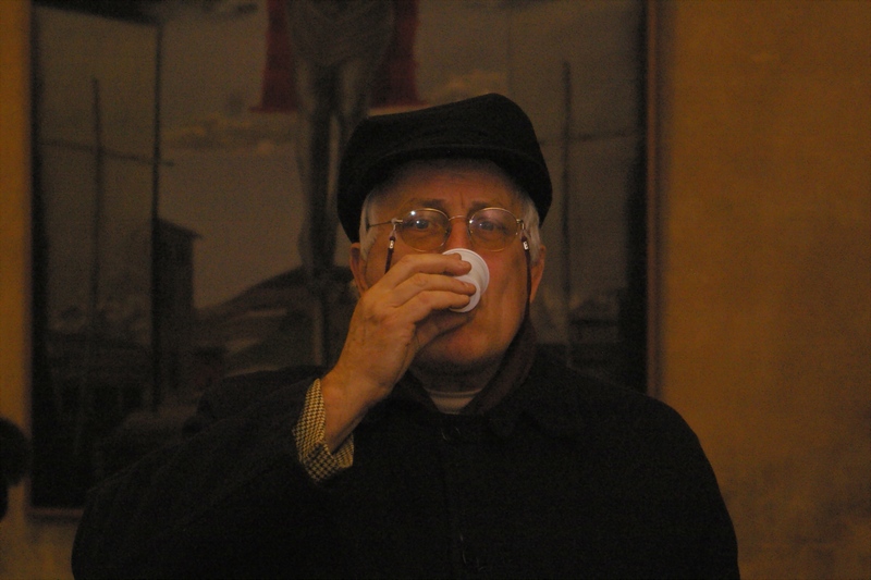 Degustazione da parte del Prof. Dario Rei dei succhi di mela preparati dall Associazione per il Frutteto della Canonica di Vezzolano, utilizzando le mele prodotte nel corso del anno.