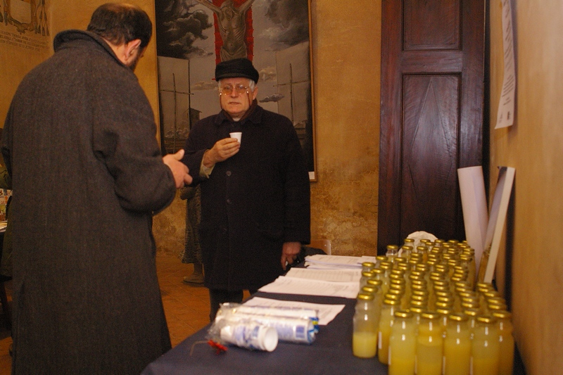 Degustazione da parte del Prof. Dario Rei dei succhi di mela preparati dall Associazione per il Frutteto della Canonica di Vezzolano, utilizzando le mele prodotte nel corso del anno.