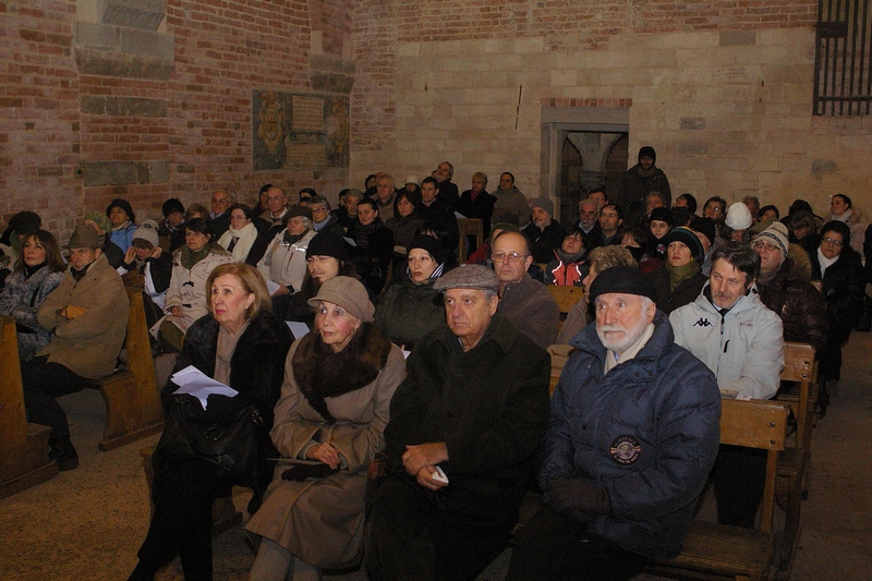 Folto pubblico presente al Concerto "Poi che volse la mia stella" all interno della Canonica di Santa Maria di Vezzolano.