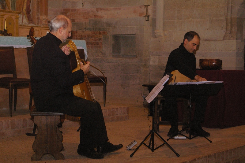 Musicisti del Concerto "Poi che volse la mia stella". Nella foto (sx) Massimo Sartori (viella e viola da gamba) e (dx) Massimo Biancamano (liuto e tiorba).