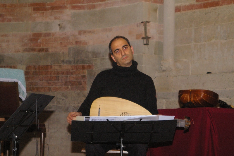Nella foto Massimo Biancamano (liuto e tiorba).