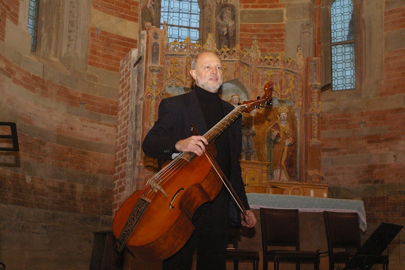 Nella foto (sx) Massimo Sartori (viella e viola da gamba).