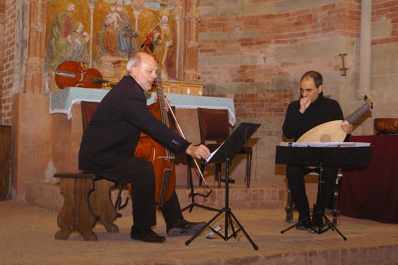 Musicisti del Concerto "Poi che volse la mia stella". Nella foto (sx) Massimo Sartori (viella e viola da gamba) e (dx) Massimo Biancamano (liuto e tiorba).