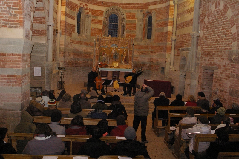 Folto pubblico presente al Concerto "Poi che volse la mia stella" all interno della Canonica di Santa Maria di Vezzolano.