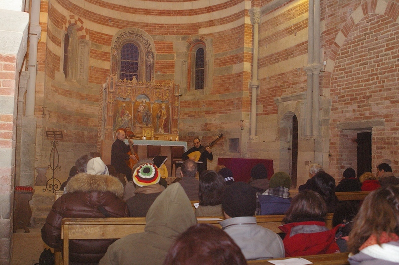 Folto pubblico presente al Concerto "Poi che volse la mia stella" all interno della Canonica di Santa Maria di Vezzolano.
