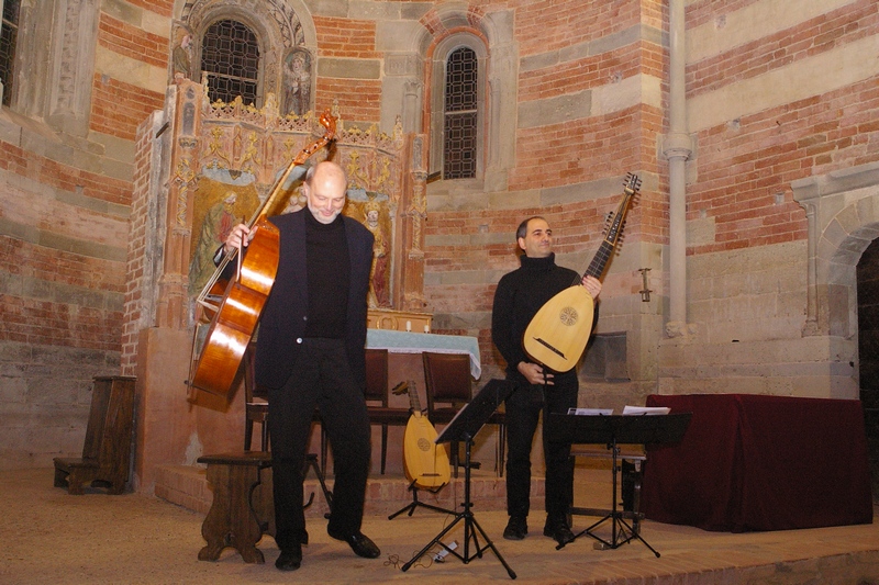 Concerto dal titolo "Poi che volse la mia stella", tenuto dai musicisti (sx) Massimo Sartori (viella e viola da gamba) e (dx) Massimo Biancamano (liuto e tiorba) presso la Canonica di Santa Maria di Vezzolano.