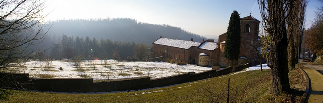 Veduta della Canonica di Santa Maria di Vezzolano nella tipica veste invernale.