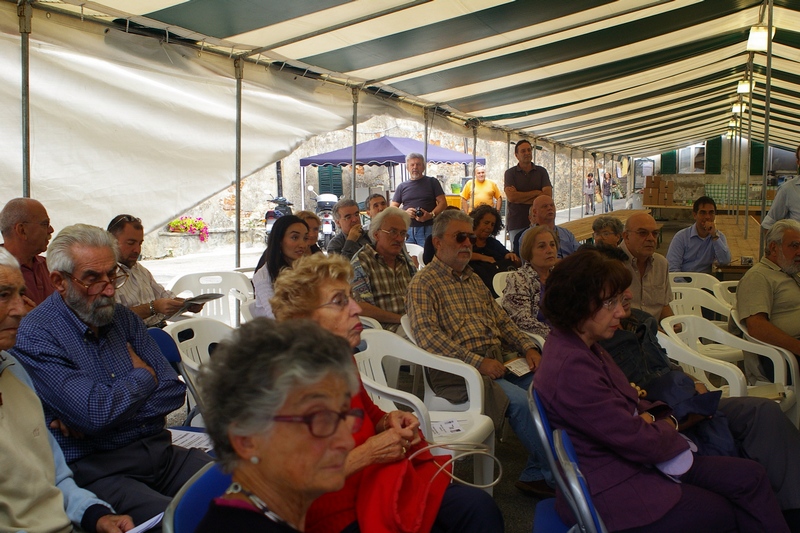 Veduta del folto pubblico presente in occasione dell incontro di studio sulla richiesta di Dichiarazione di notevole interesse pubblico del Paesaggio di Schierano [Foto di Franco  Correggia].