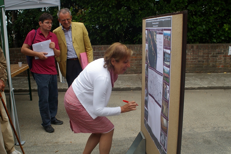 Pubblica sottoscrizione della richiesta di Dichiarazione di Notevole interessa pubblico del Paesaggio di Schierano da parte del Sindaco di Passerano Marmorito, Dott.ssa Silvana Bruna.