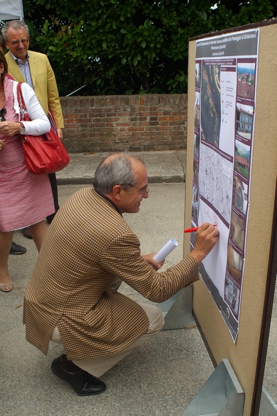 Pubblica sottoscrizione della Richiesta di Dichiarazione di Notevole interessa pubblico del Paesaggio di Schierano da parte (sx) dell Assessore all Ambiente della Provincia di Asti, Geom. Pierfranco Ferraris. e (dx) del Presidente dell Osservatorio del Paesaggio per il Monferrato e l Asatigiano, Prof. Marco Devecchi [Foto di Franco  Correggia].