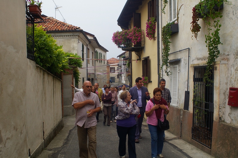 Visita da parte dei partecipanti all incontro di studio su "Richiesta di Dichiarazione di Notevole interessa pubblico del Paesaggio di Schierano " alla Località Mondo di eccezionale valore paesaggistico.