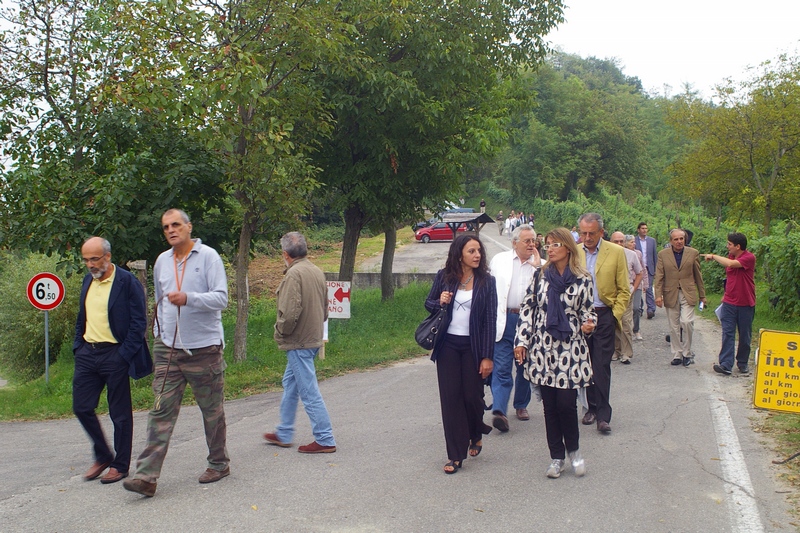 Visita da parte dei partecipanti all incontro di studio su "Richiesta di Dichiarazione di Notevole interessa pubblico del Paesaggio di Schierano " alla Località Mondo di eccezionale valore paesaggistico.